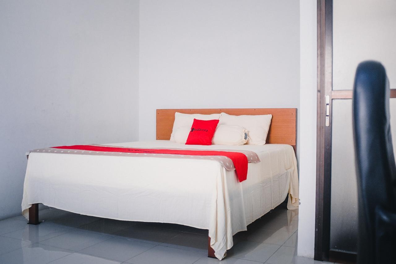 Hotel RedDoorz near Sirkuit Sentul Bogor Exterior foto